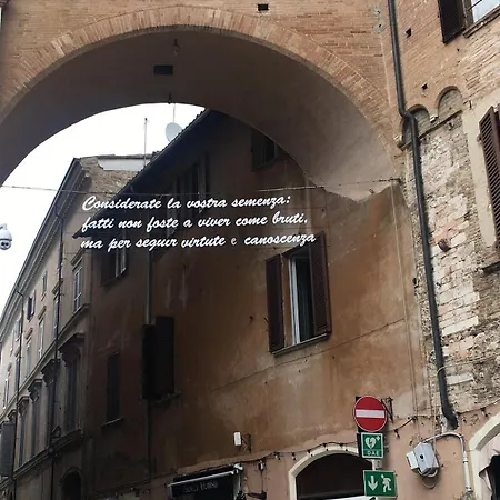 Antica Residenza Piazza Della Repubblica Φολίνιο